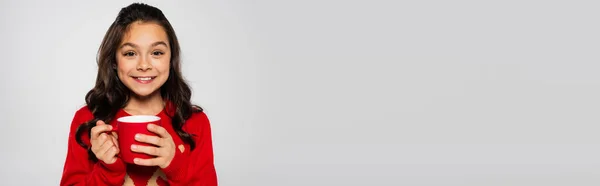 Pozitív Gyerek Piros Pulóverben Kezében Csészével Nézi Szürke Transzparens Kamerát — Stock Fotó