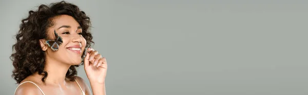Счастливая Африканская Американка Бабочкой Щеке Изолированная Сером Баннере — стоковое фото