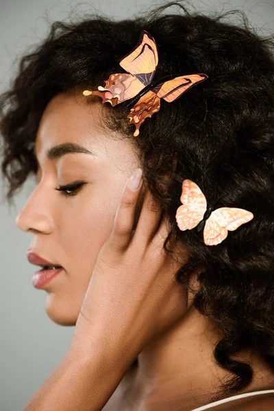 Zijaanzicht Van Mooie Afrikaanse Amerikaanse Vrouw Met Vlinders Haar Poseren — Stockfoto