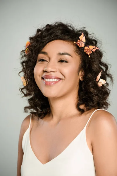 Glad Afrikansk Amerikansk Kvinna Med Fjärilar Håret Poserar Isolerad Grå — Stockfoto