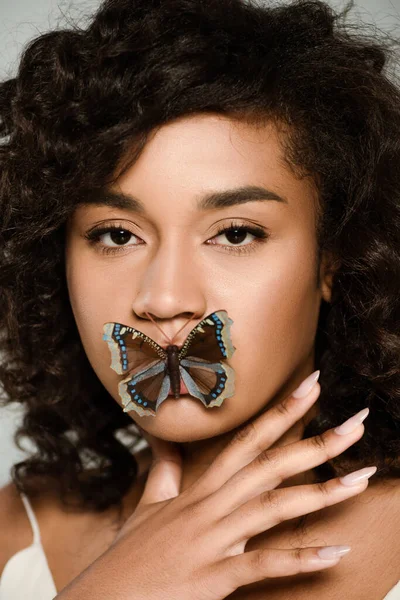 Hübsche Afrikanisch Amerikanische Frau Mit Schmetterling Auf Den Lippen Schaut — Stockfoto