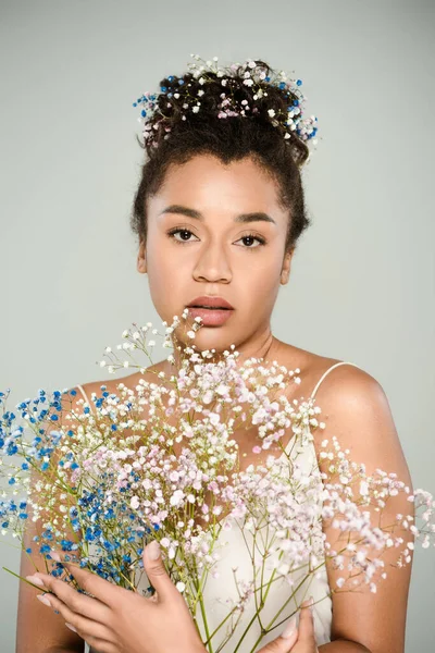 Junge Afrikanisch Amerikanische Frau Mit Blühenden Blumen Haar Hält Strauß — Stockfoto