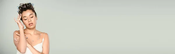Гарна Афроамериканка Квітами Тілі Волоссям Позує Ізольовано Сірому Банер — стокове фото