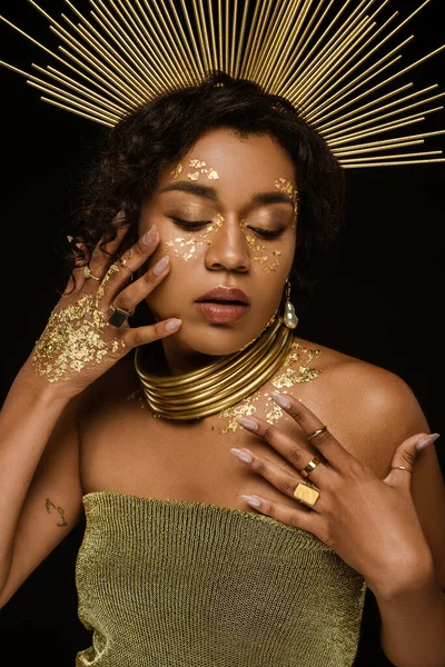 Jong Afrikaans Amerikaans Vrouw Met Gouden Accessoires Verf Gezicht Poseren — Stockfoto