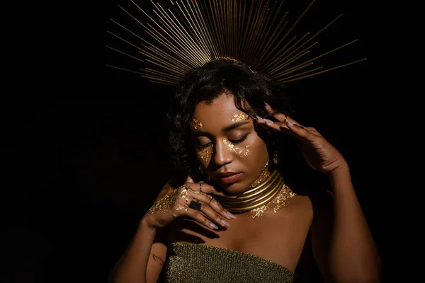 Ung Afrikansk Amerikansk Kvinna Med Gyllene Halsband Och Krona Poserar — Stockfoto