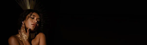 Уверенная Африканская Американка Золотой Короной Краской Щеках Позирует Изолированно Черном — стоковое фото