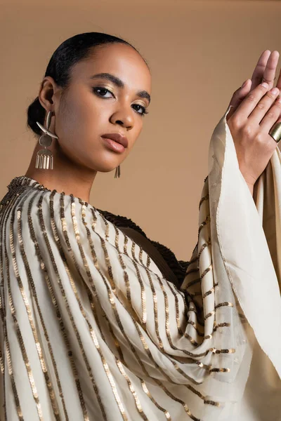 Elegant Afrikansk Amerikansk Kvinna Gyllene Smycken Tittar Kameran Medan Poserar — Stockfoto