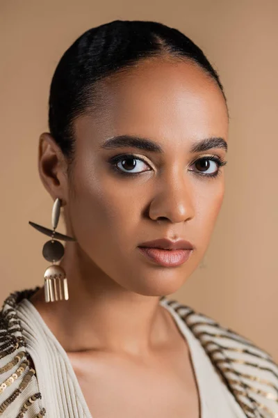 Altın Küpeli Zarif Afro Amerikan Kadın Portresi Bej Renkli Kameraya — Stok fotoğraf