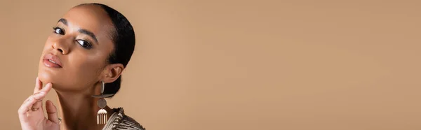 Elegante Donna Afroamericana Gioielli Dorati Toccando Mento Isolato Beige Striscione — Foto Stock