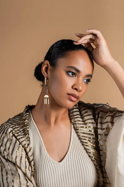 Afričanky Americká Žena Luxusními Šperky Šál Odvrací Pohled Izolované Béžové — Stock fotografie