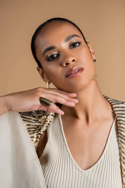 Jong Afrikaans Amerikaans Vrouw Luxe Gouden Sieraden Poseren Geïsoleerd Beige — Stockfoto