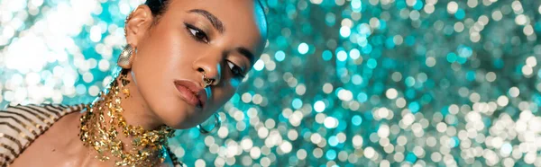 Afrikanisch Amerikanisches Model Mit Piercing Und Gold Hals Posiert Auf — Stockfoto
