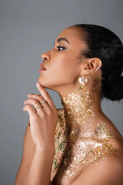 Zijaanzicht Van Stijlvol Afrikaans Amerikaans Model Met Gouden Folie Hals — Stockfoto