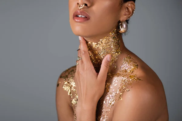 Gehakt Uitzicht Afrikaans Amerikaanse Vrouw Met Gouden Folie Hals Naakte — Stockfoto
