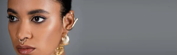 Närbild Ung Afrikansk Amerikansk Kvinna Med Gyllene Piercing Isolerad Grå — Stockfoto