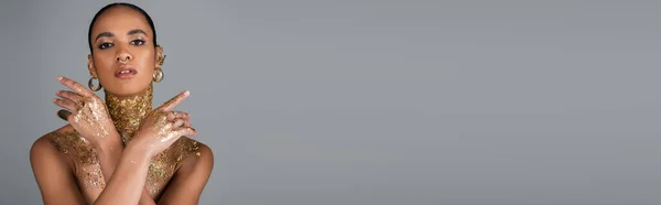 Модна Афроамериканська Модель Золотою Фольгою Тілі Дивлячись Камеру Ізольовано Сірому — стокове фото