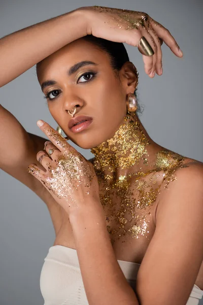 Modna Afroamerykanka Akcesoriami Złotą Folią Ciele Rękach Pozująca Szaro — Zdjęcie stockowe
