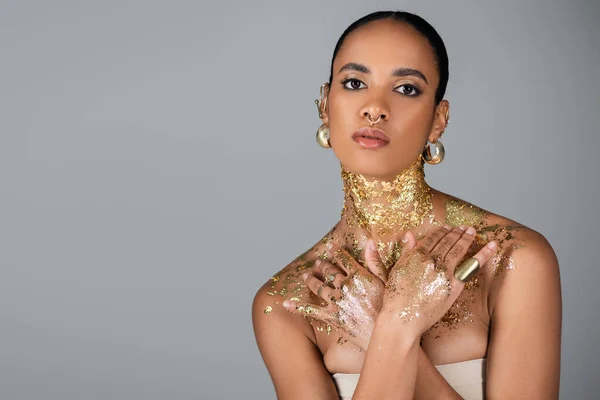 Ensesinde Ellerinde Altın Folyoyla Son Moda Afrikalı Amerikalı Kadın Gri — Stok fotoğraf