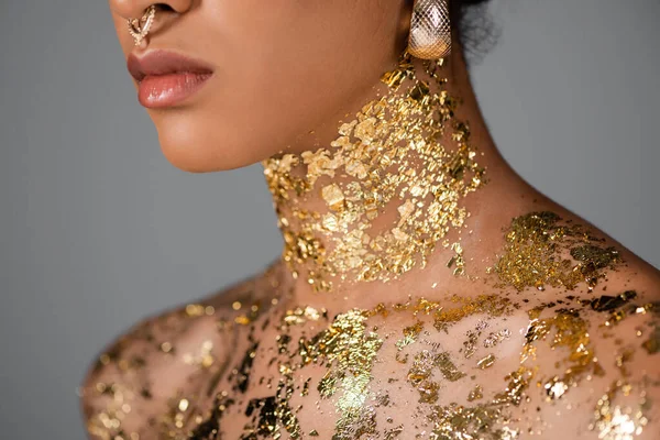 Gouden Folie Hals Van Bijgesneden Afrikaans Amerikaans Model Geïsoleerd Grijs — Stockfoto