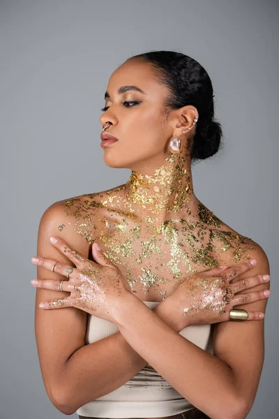 Trendy Afrikanisch Amerikanische Frau Mit Goldener Folie Auf Dem Körper — Stockfoto