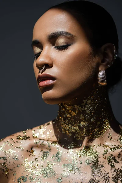 若いアフリカ系アメリカ人女性の肖像画体に金色の箔が影と灰色に孤立立って — ストック写真