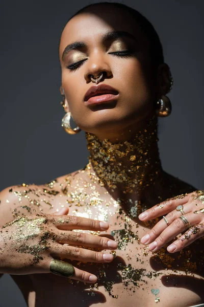 Trendy Afrikanisch Amerikanische Frau Mit Goldener Folie Auf Dem Körper — Stockfoto