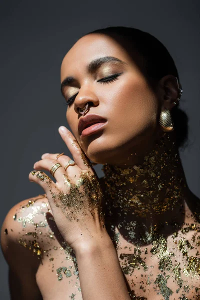 Mulher Americana Africana Moda Folha Dourada Posando Luz Isolada Cinza — Fotografia de Stock