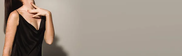 Обрізаний Вид Брюнетки Чорному Платті Торкаючись Шиї Сірому Фоні Банер — стокове фото