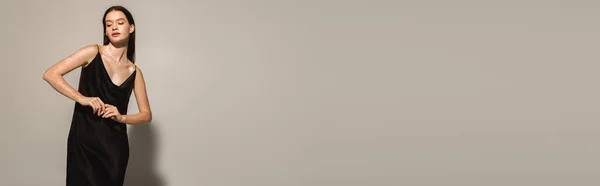 Брюнетка Жінка Вітіліго Позує Атласному Платті Сірому Фоні Тіні Банер — стокове фото