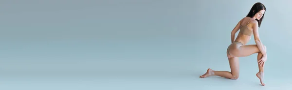 Повна Довжина Босоніжки Вітіліго Позує Бежевій Білизні Сірому Банер — стокове фото
