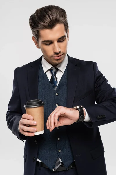 사업가가 테이크 음료와 종이컵을 회색에서 고립된 시계를 — 스톡 사진
