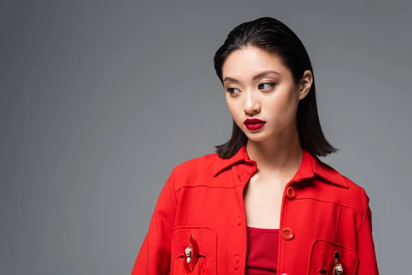 Portret Van Brunette Aziatische Vrouw Rood Modieuze Jas Geïsoleerd Grijs — Stockfoto
