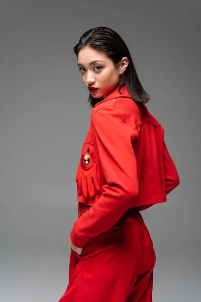 Mujer Asiática Moda Traje Rojo Cogida Mano Bolsillo Mirando Cámara —  Fotos de Stock