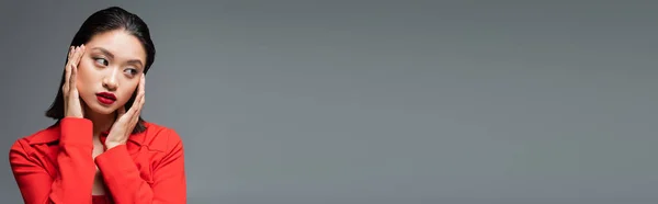 Брюнетка Азіатська Жінка Червоній Стильній Куртці Торкається Обличчя Макіяжем Червоними — стокове фото