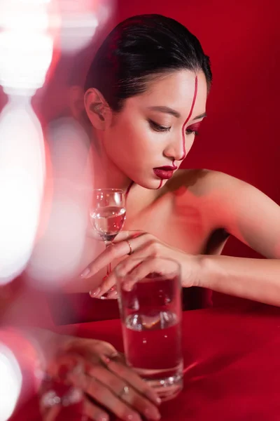Sensuale Donna Asiatica Con Trucco Creativo Possesso Bicchiere Acqua Vicino — Foto Stock
