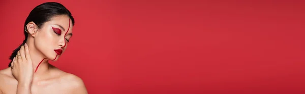 Kırmızı Pankartta Izole Edilmiş Çıplak Omuzları Yaratıcı Yüzüyle Boynuna Dokunan — Stok fotoğraf