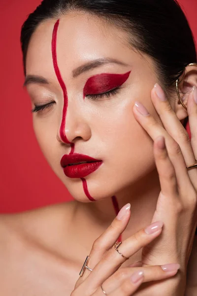 亚洲女人的近照 紧闭双眼 富有创意的化妆 用红色隔绝面部 — 图库照片