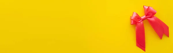 Horní Pohled Červený Dárkový Luk Žlutém Pozadí Prapor — Stock fotografie