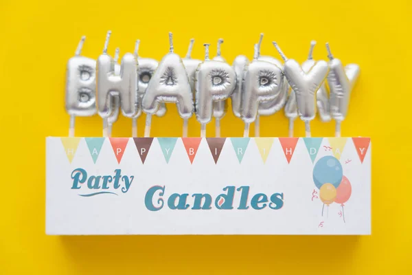 Bovenaanzicht Van Kaarsen Vorm Van Happy Birthday Belettering Gele Achtergrond — Stockfoto