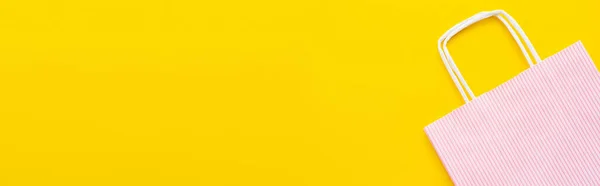 Bovenaanzicht Van Roze Gestreepte Boodschappentas Gele Achtergrond Banner — Stockfoto