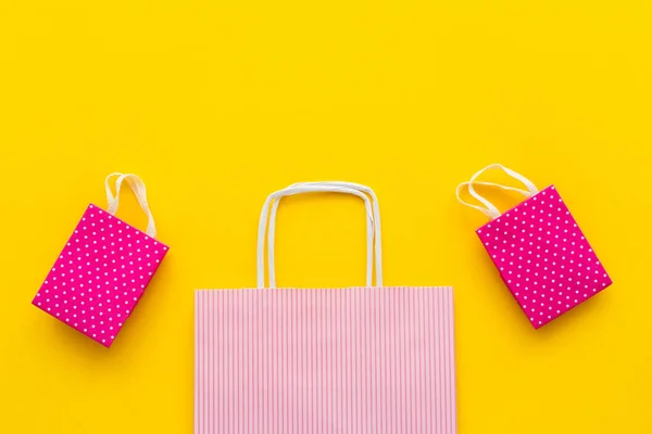 Bovenaanzicht Van Roze Boodschappentassen Gele Achtergrond — Stockfoto