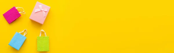 Sarı Arka Planda Mevcut Küçük Alışveriş Torbalarının Üst Görünümü Afiş — Stok fotoğraf