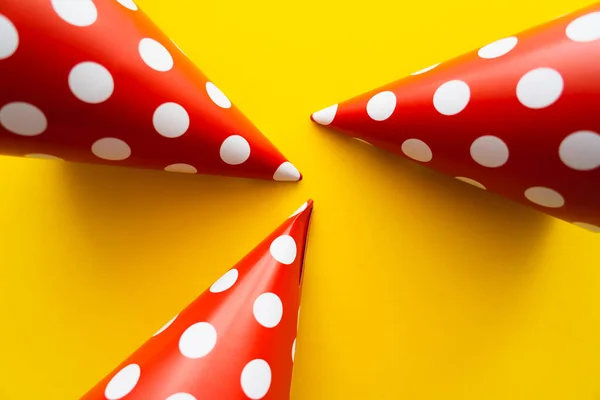 Top View Dotted Party Caps Yellow Background — Stock Photo, Image