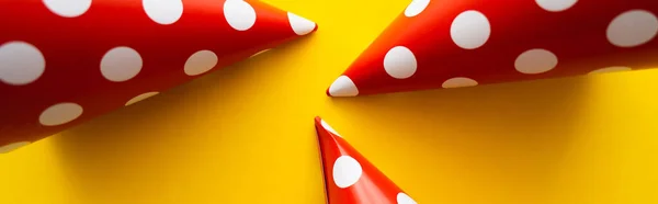 Вид Сверху Красных Пунктирных Кепок Партии Желтом Фоне Баннер — стоковое фото