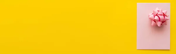 Vista Superior Cartão Saudação Rosa Arco Presente Fundo Amarelo Banner — Fotografia de Stock