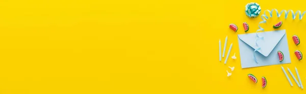 Bovenaanzicht Van Serpentijn Envelop Feestelijke Kaarsen Gele Achtergrond Banner — Stockfoto