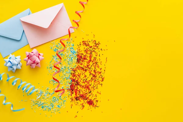 Vista Superior Envelopes Azuis Rosa Perto Serpentina Polvilhas Fundo Amarelo — Fotografia de Stock
