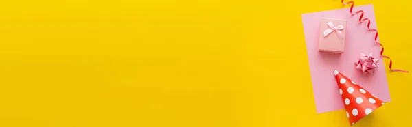 Вид Серпантин Рядом Крышкой Вечеринки Подарочная Коробка Поздравительной Открытке Желтом — стоковое фото