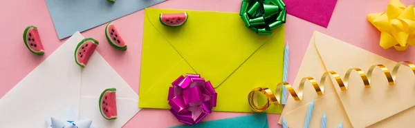 Vista Superior Doces Arcos Presente Envelopes Coloridos Fundo Rosa Banner — Fotografia de Stock
