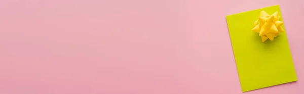 Bovenaanzicht Van Gele Wenskaart Met Cadeaustrik Roze Achtergrond Banner — Stockfoto